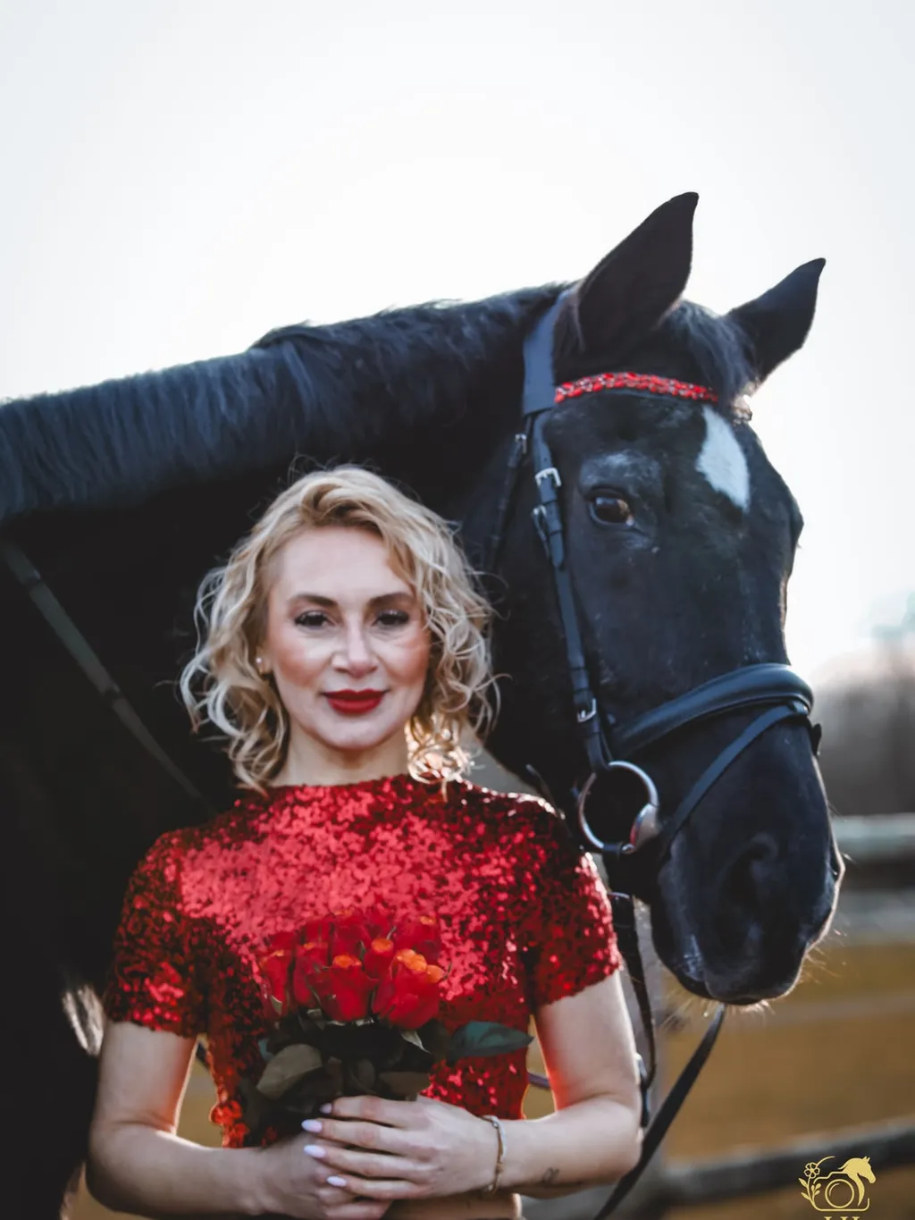 Ein Pony mit seinem Menschen draussen