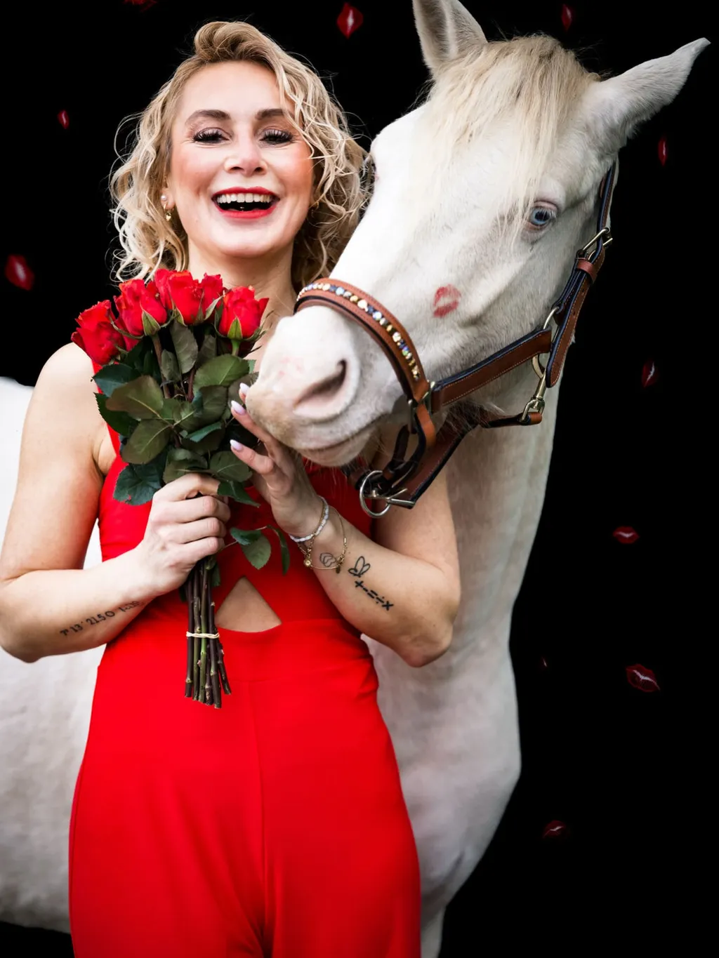Ein Pony mit seinem Menschen draussen