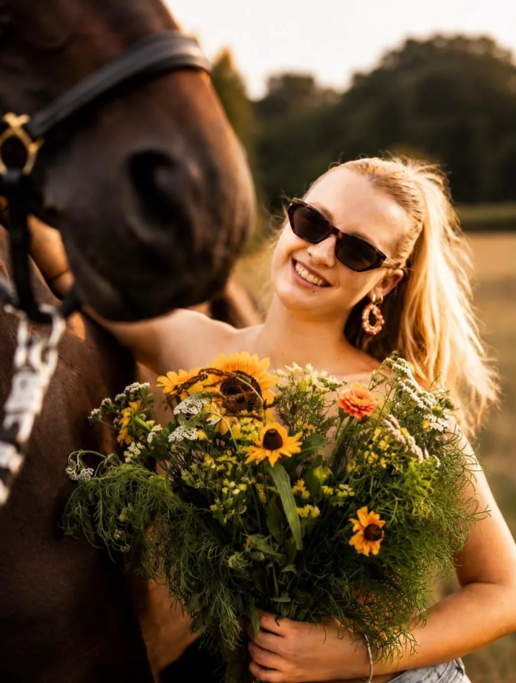 Ein Pferd mit seinem Menschen draussen im Sommer